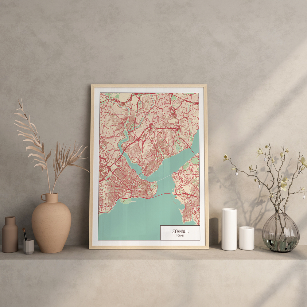 Farbiges Istanbul-Stadtposter im Naturholzrahmen auf einem Sims zwischen Vasen und Kerzen