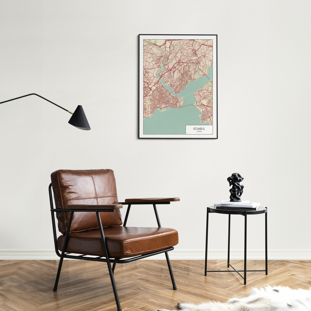 Farbiges Istanbul-Stadtplanposter im schwarzen Rahmen an der Wand neben einem braunen Ledersessel