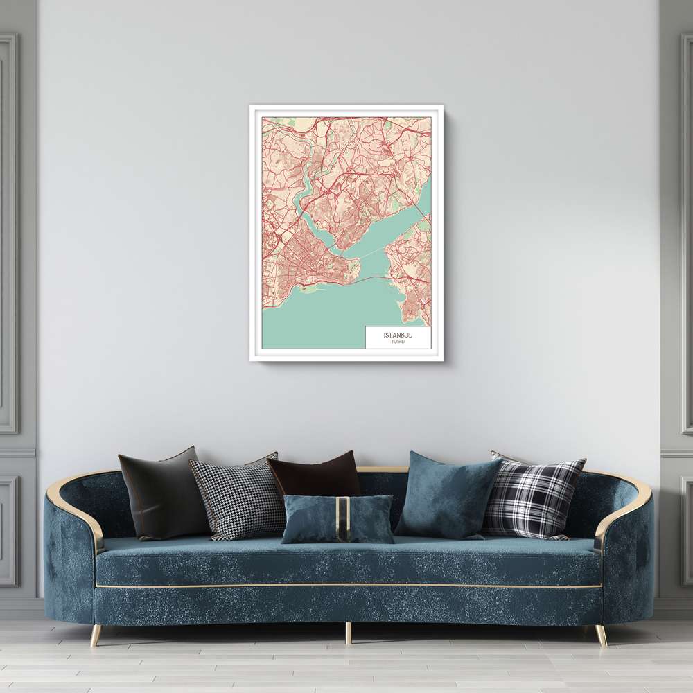 Istanbul-Stadtkarte in Rot und Mintgrün im weißen Rahmen über einem blauen Sofa im Wohnzimmer