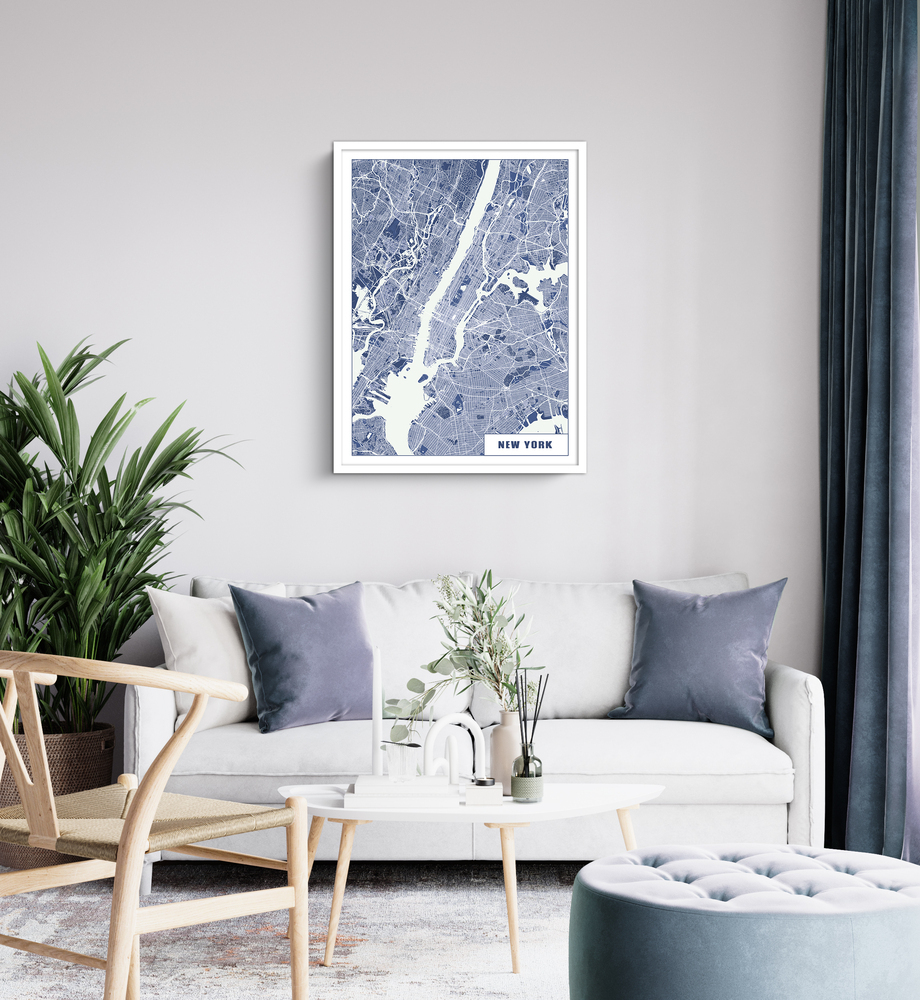 Blau-weiße Stadtkarte von New York im weißen Rahmen über einem hellen Sofa im Wohnzimmer mit Pflanzen