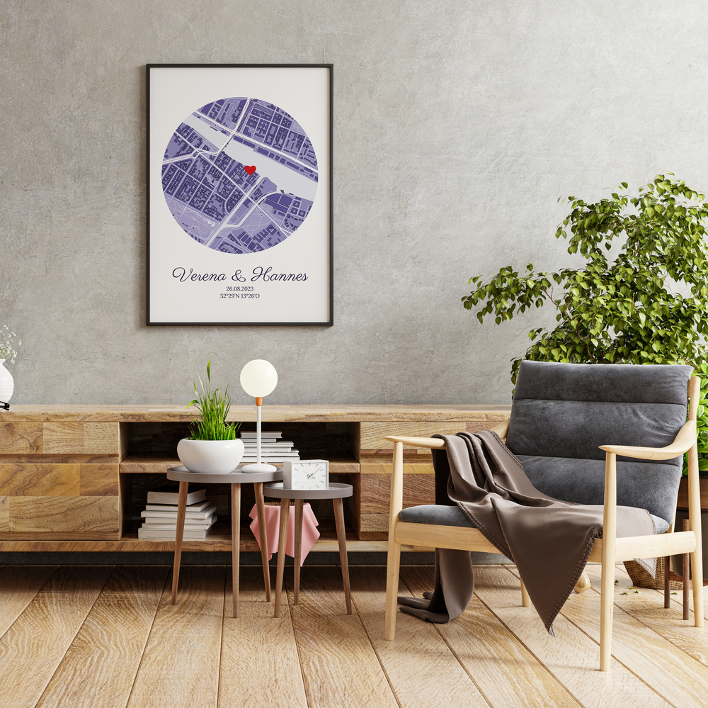 Hochzeitsposter mit runder violetter Stadtkarte und Namen im schwarzen Rahmen über einem Sideboard im Wohnzimmer