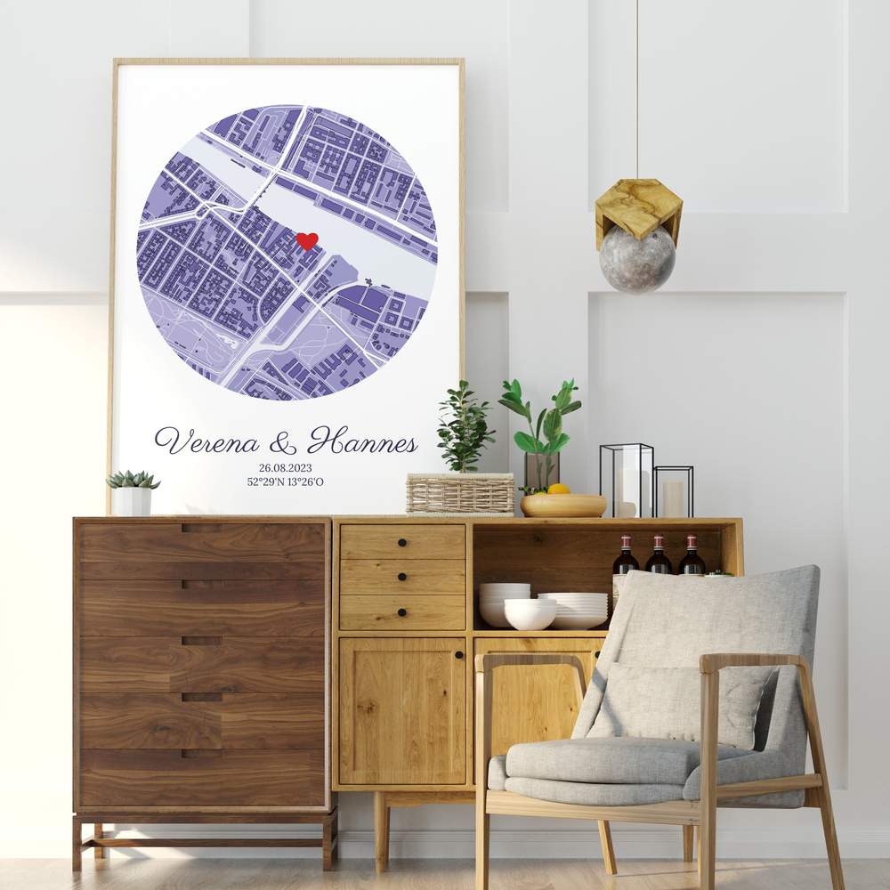 Personalisierte Karte des Trauungsortes im hellen Holzrahmen über dem Sideboard als Geschenk für das Brautpaar