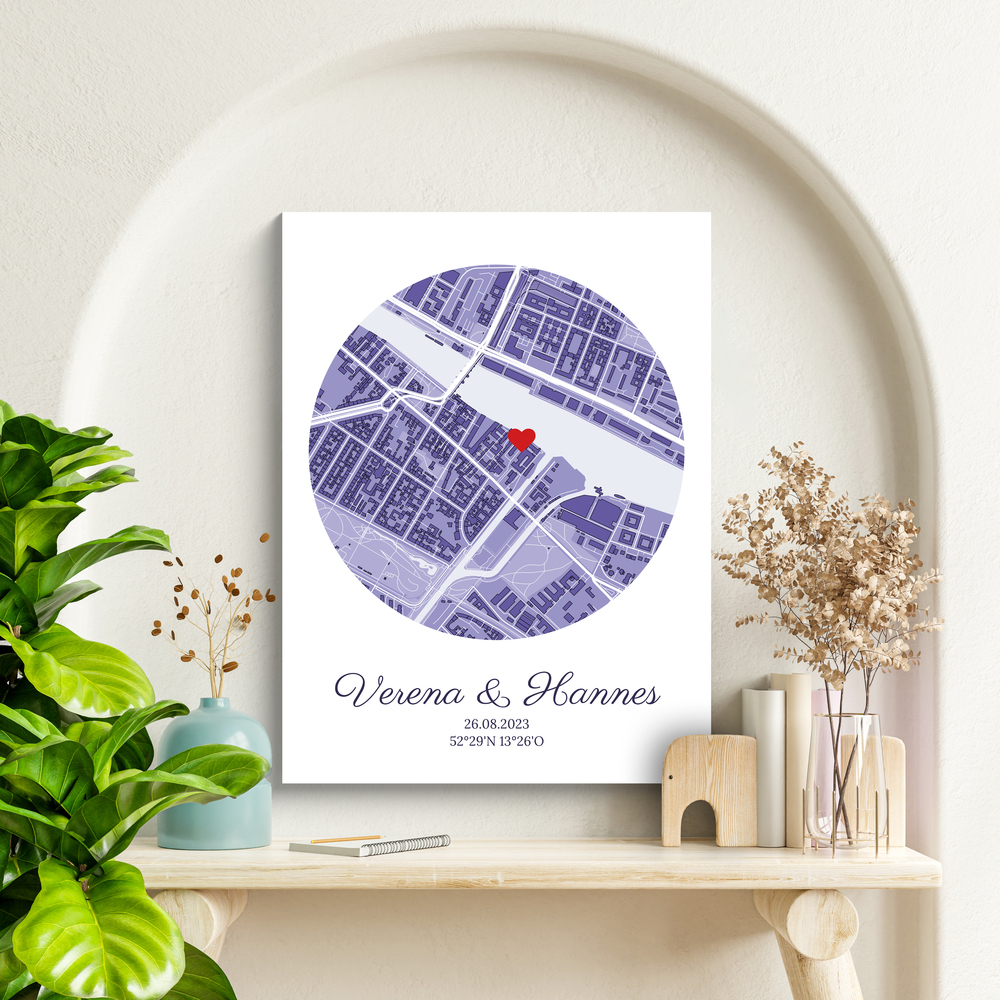 Rahmenloses Hochzeitsposter mit runder violetter Karte, Herz und Namen in einer Wandnische über einer Konsole