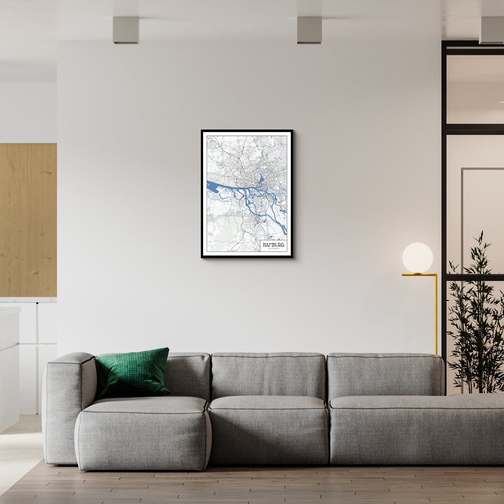 Hamburg-Stadtkarte im Architektenstil, schwarz gerahmt über einem grauen Sofa im modernen Wohnzimmer