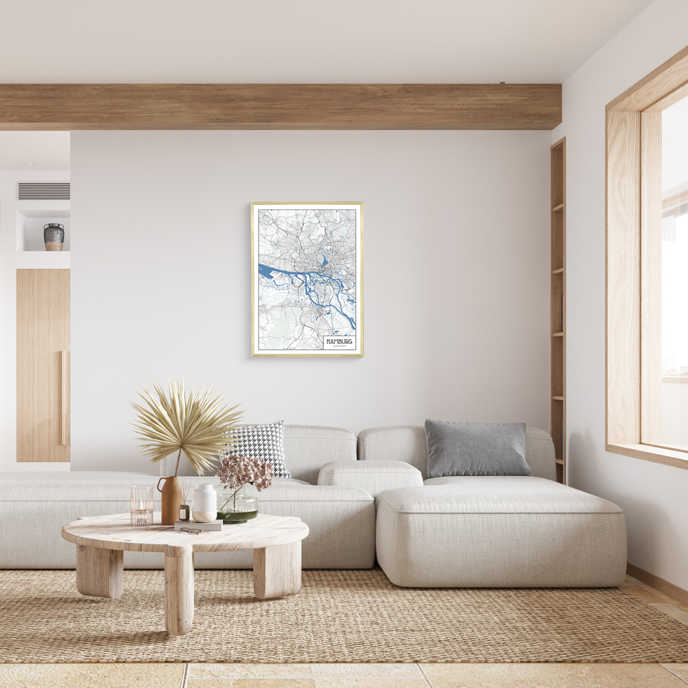 Hamburg-Stadtkarte im hellen Rahmen über einem cremefarbenen Sofa, im Wohnzimmer mit Holzbalken