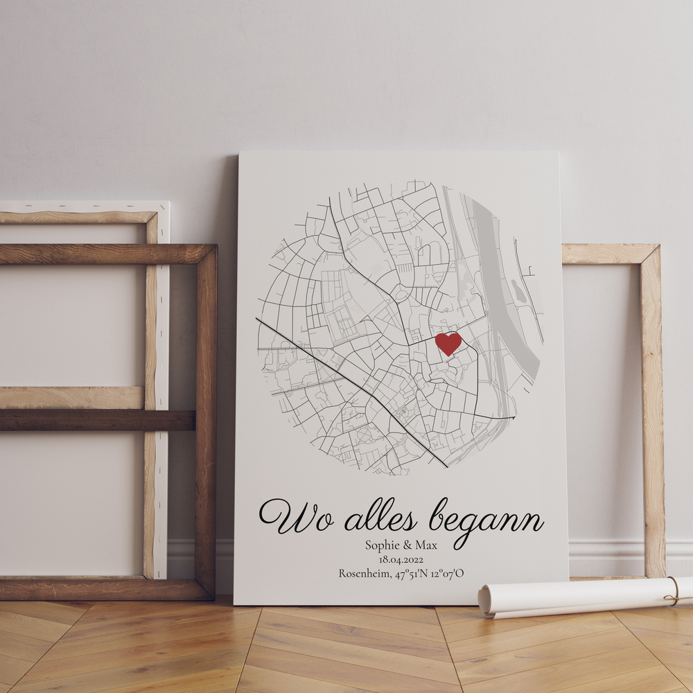 Stadtkarte in Kreisform mit Herz und Namen, am Boden neben leeren Rahmen, als persönliche Geschenkidee für den Partner
