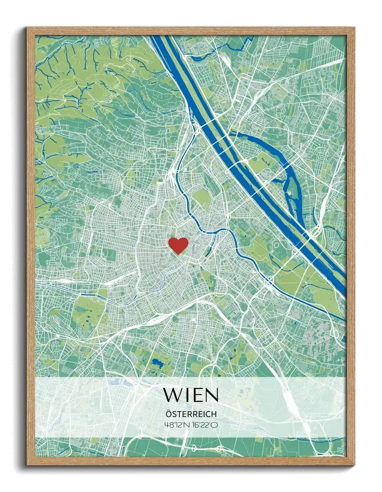 Personalisiertes Stadtposter in Grün-Blau mit rotem Herz und Koordinaten auf hellem Banner im Naturholzrahmen