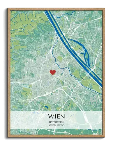 Personalisiertes Stadtposter in Grün-Blau mit rotem Herz und Koordinaten auf hellem Banner im Naturholzrahmen